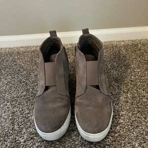 Taupe leather wedged booties